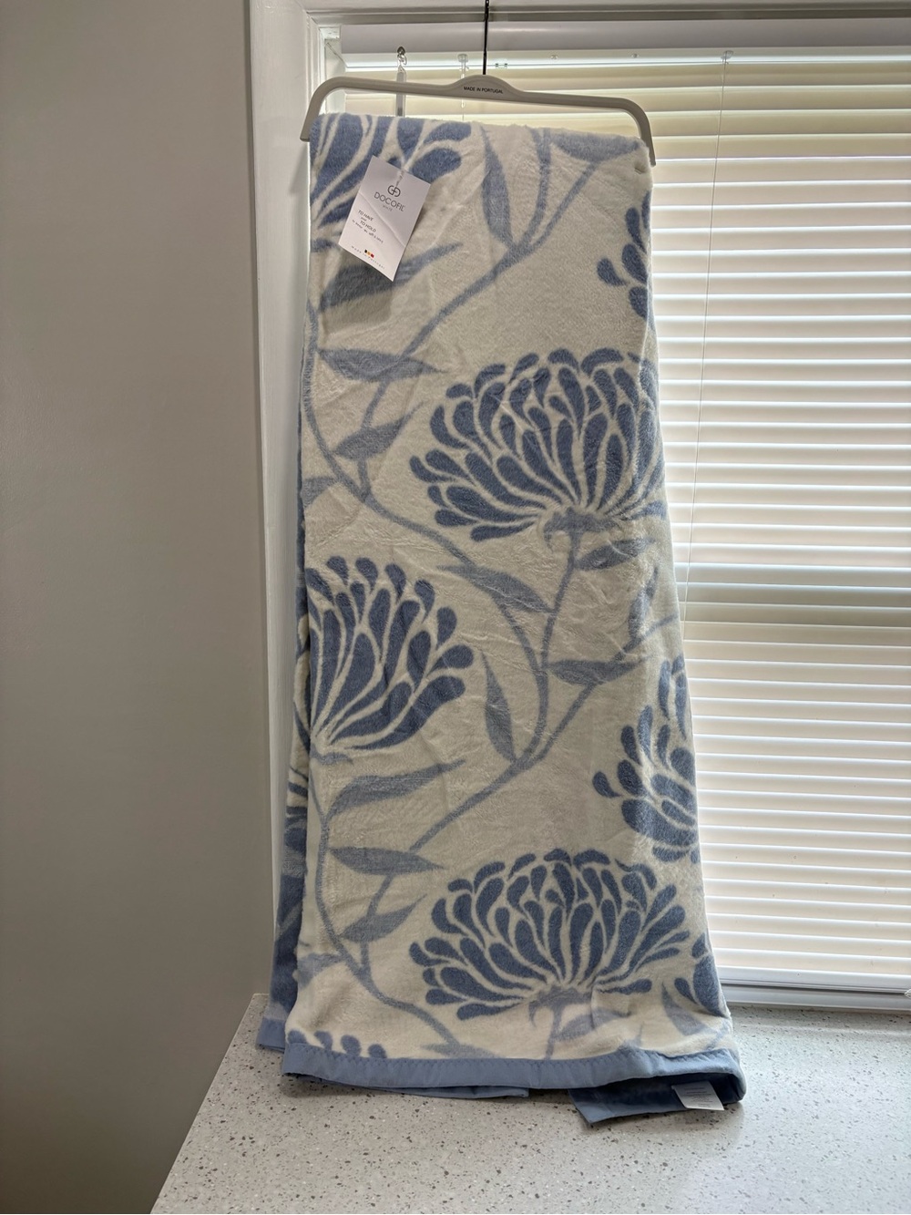 NWT Oversized Blue and Cream Throw Blanket by Docofil.